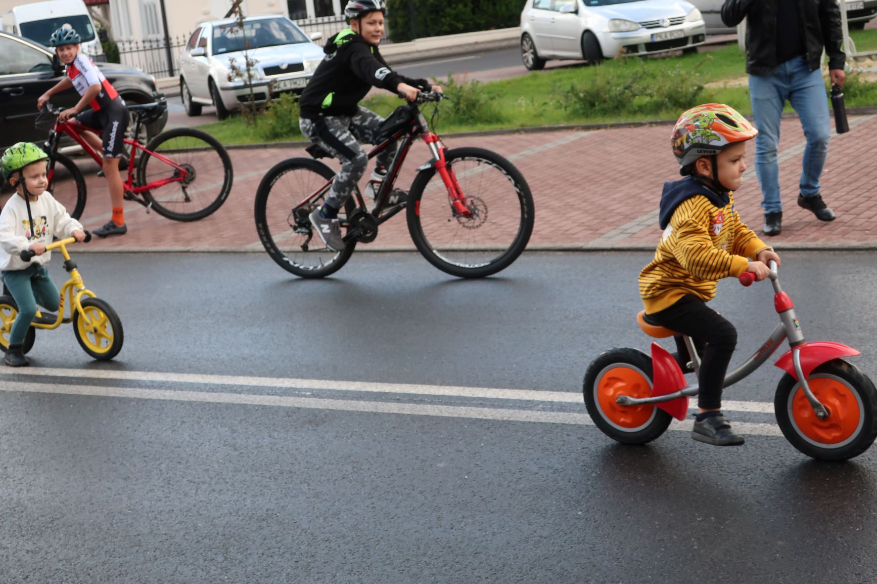 zawodnicy biorący udział w wyścigu